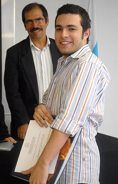 Gustavo Fuchs posando con certificado