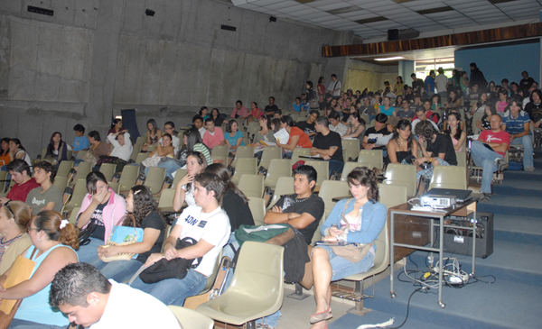 Estudiantes en auditorio