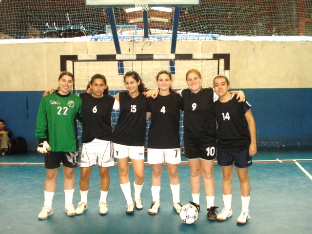 Equipo femenino de fútbol sala posando