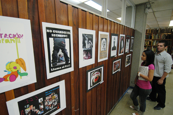 Estudiantes observando exposición