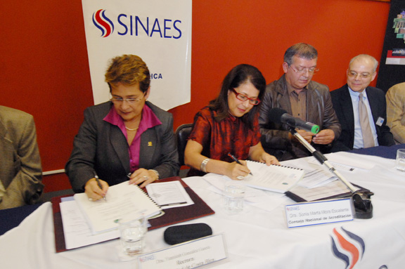 Mesa principal durante la firma