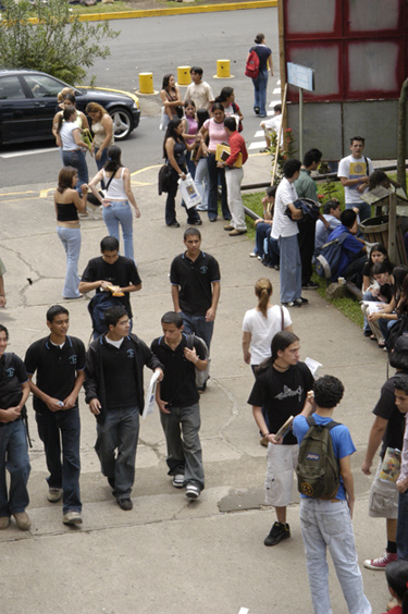 Estudiantes caminando cerca del pretil