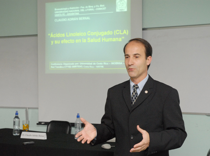 Dr. Claudio Adrián Bernal exponiendo