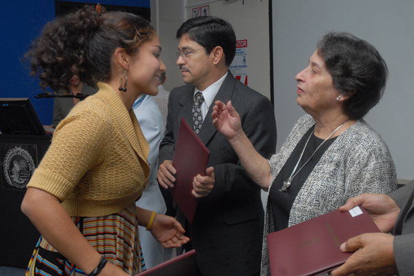 Gloria Díaz Fonseca recibe su título de manos de la Licda. Ingrid Bhem