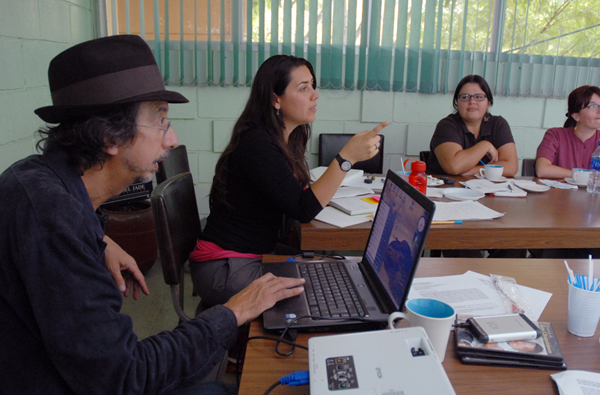 Carlos Camacho Nassar y estudiantes en clase