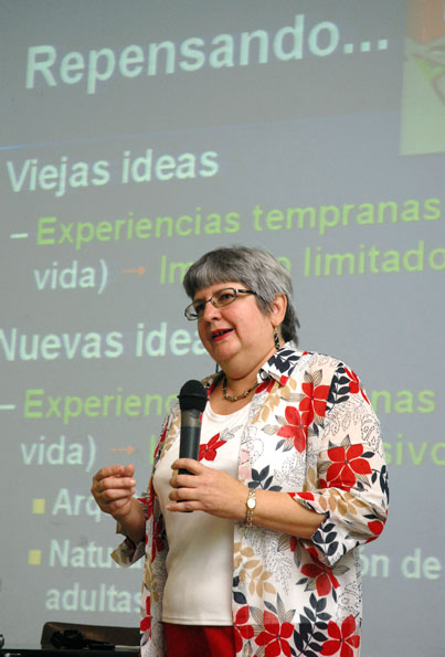 Dra. Wanda Rodríguez Arocho exponiendo
