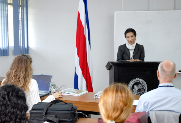 Dra. Elizabeth Carazo en podio