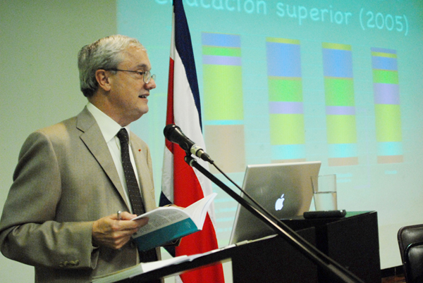 Dr. Gabriel Macaya Trejos exponiendo