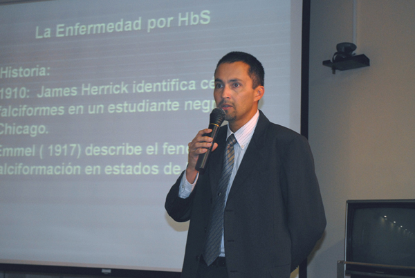 Dr. Walter Rodríguez exponiendo