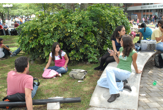 Estudiantes en el pretil