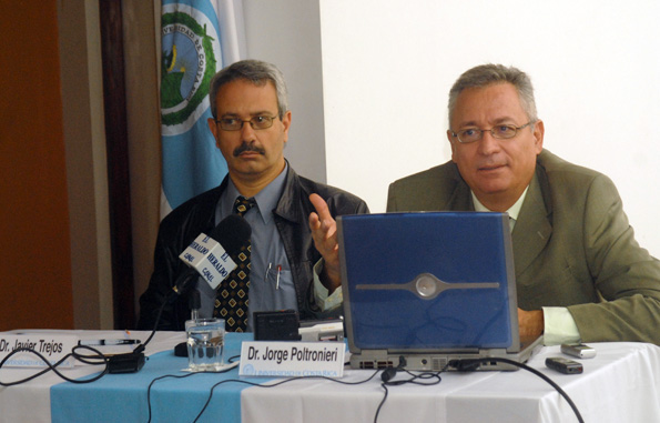 Dr. Javier Trejos Zelaya y Dr. Jorge Poltronieri Vargas en conferencia de prensa