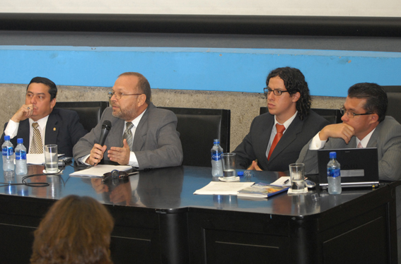 Mesa principal conferencia de prensa