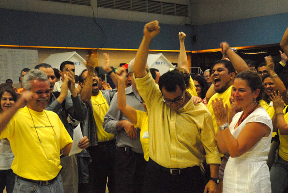 Alberto Cortés y simpatizantes celebrando