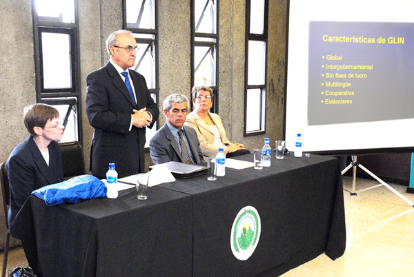 Autoridades durante la presentación