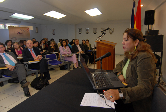 Mayela Coto exponiendo