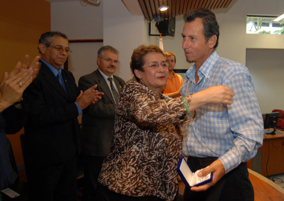 Eduardo Loría recibe reconocimiento