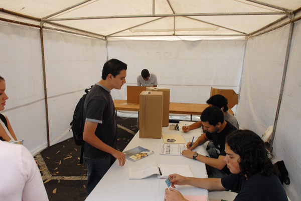 Puesto de votación en toldo