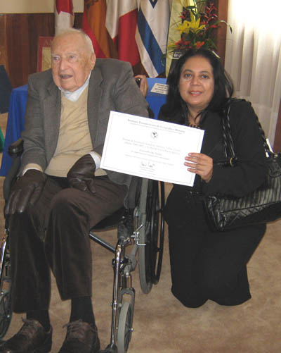 Elizet Payne Iglesias muestra certificado, junto a Silvio Zavala