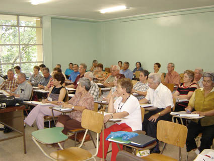 Adultos mayores en clase