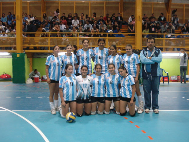 Equipo de voleibol femenino posando