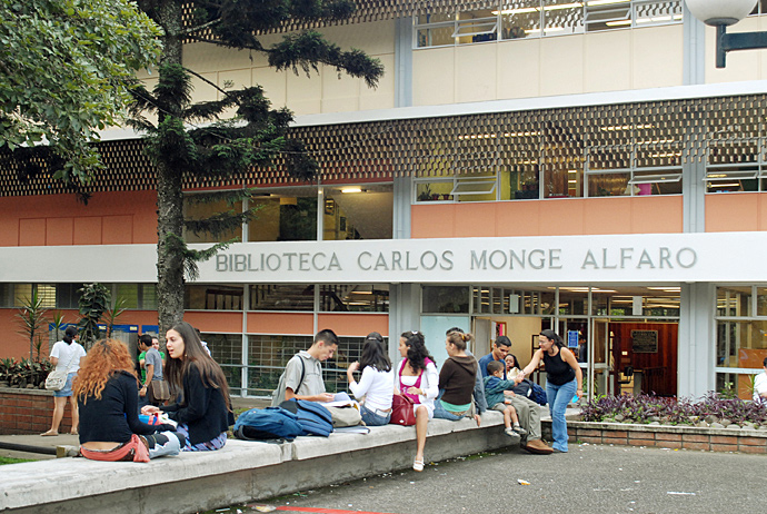 Estudiantes frente a la biblioteca Carlos Monge Alfaro
