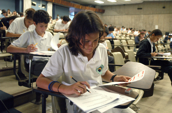 Estudiantes haciendo prueba escrita