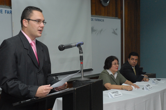 José Vinicio Salas habla en podio