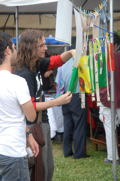 Jóvenes observando feria