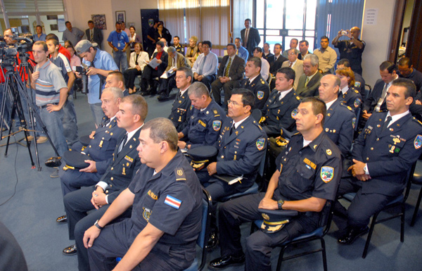 Representantes de delegaciones policiales escuchando