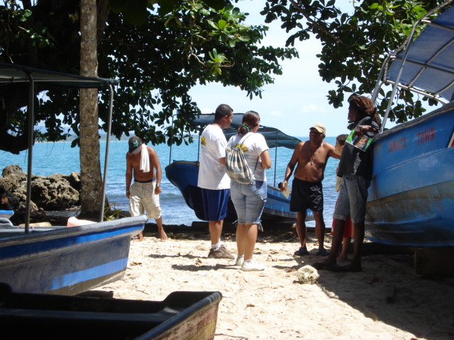 Estudiantes del proyecto hablando con lugareños frente a playa