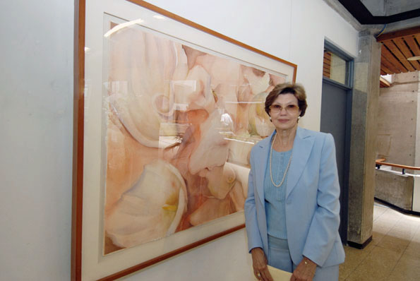 Gisela Stradtmann posando junto a su obra