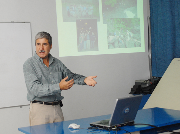 Dr. Guillermo Alvarado Induni exponiendo