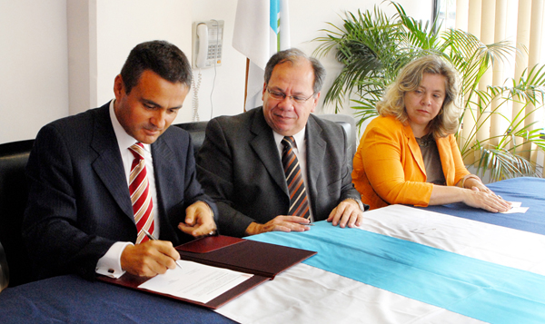 Autoridades firmando el convenio