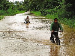 Personas caminando por terreno inundado