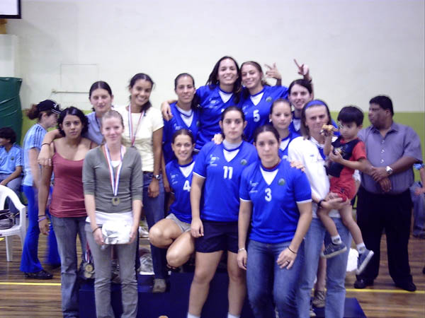 Equipo femenino posando