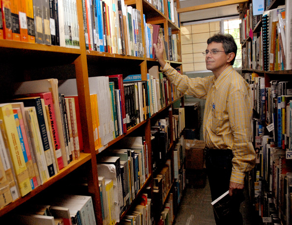 M.Sc. Iván Molina Jiménez en biblioteca