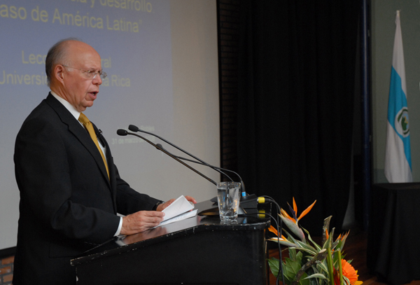 Dr. José Ramón Narro Robles impartiendo la lección