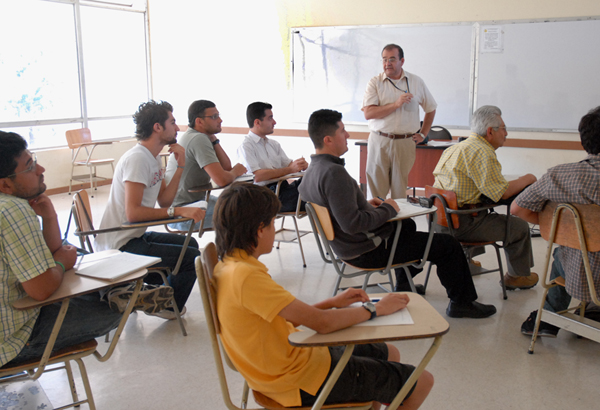 Dr. Julio Mata Segrega en clase