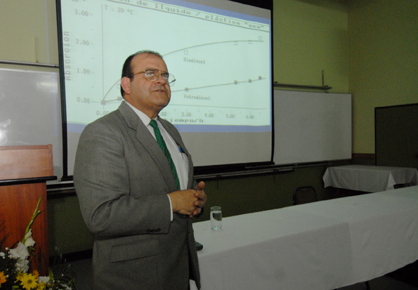 Dr. Julio Mata Segreda exponiendo