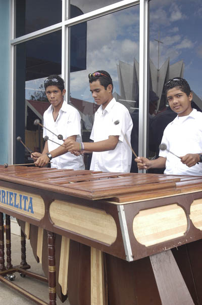 Jóvenes tocando marimba