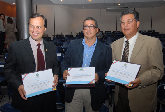 Nuevos miembros del consejo mostrando certificado