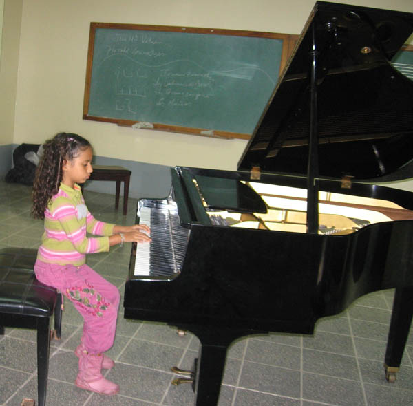 Niña en piano