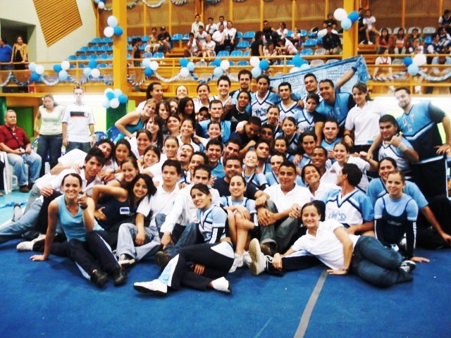 Equipo de porrismo posando