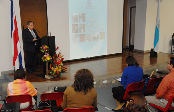 Héctor González Morera habla en auditorio