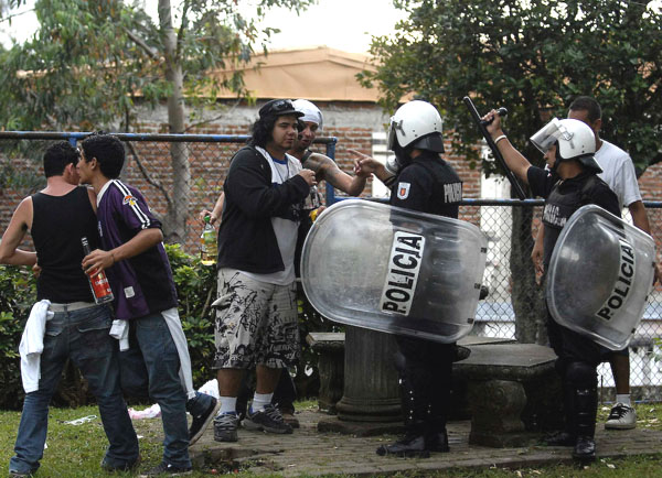 Policía enfrentando jóvenes