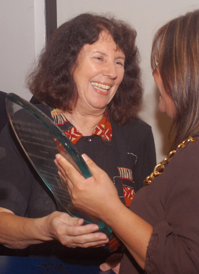 Dra. Mirta González Suárez recibiendo premio