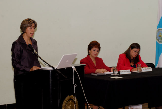 María del Pilar Zeledón en podio, María Eugenia Venegas y Libia Herrero en mesa