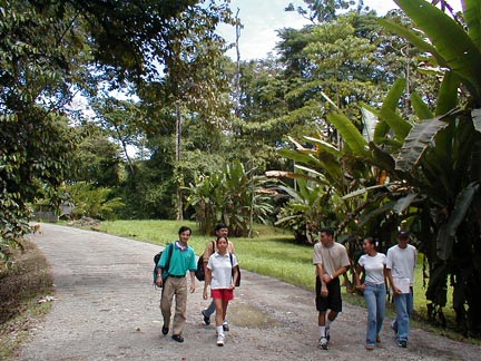 Estudiantes en la entrada a la sede de Limón