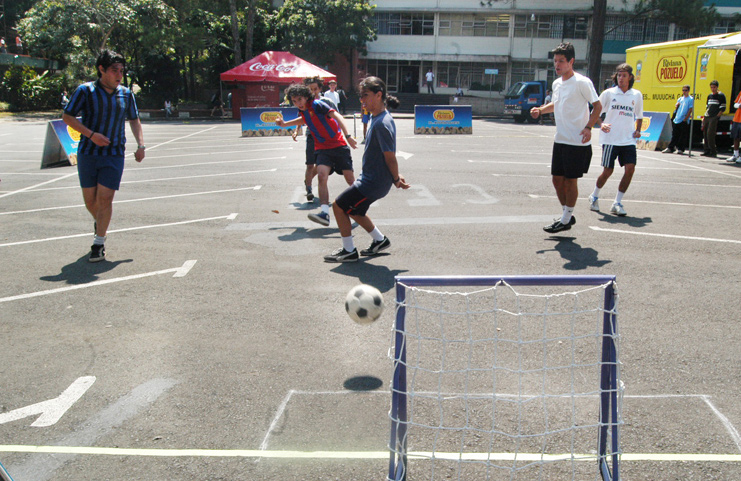 Partido fútbol calle en parqueo