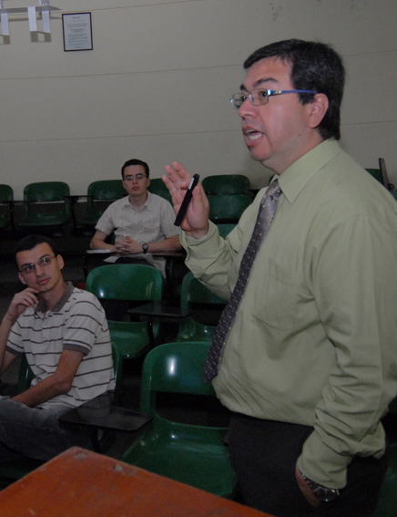 Dr. Miguel A. Rodríguez exponiendo